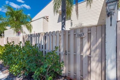 /international/us/612-executive-center-drive-west-palm-beach-fl-110101178371/