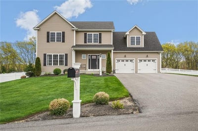 /international/us/81-golden-view-drive-johnston-ri-110107871650/