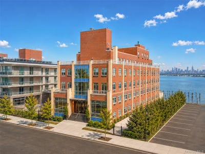 /international/us/14-34-110th-street-college-point-ny-110120671795/
