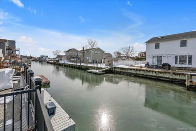 /international/us/3894-sands-lane-seaford-ny-110106123500/
