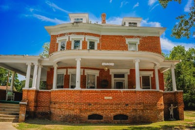 /international/us/monticello-ar-110101238703/