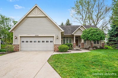 /international/us/2320-red-oak-court-nw-grand-rapids-mi-110108179423/