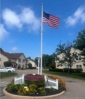 /international/us/18-garden-way-east-islip-ny-110108178218/