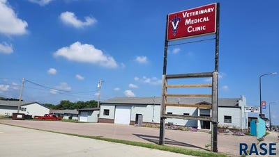 /international/us/1603-broadway-ave-yankton-sd-110104452270/