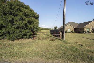 /international/us/johnson-road-iowa-park-tx-110102686201/