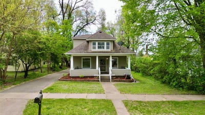 /international/us/1533-e-madison-street-eau-claire-wi-110108220571/