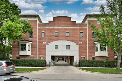 /international/us/1192-s-clarence-avenue-oak-park-il-110108220490/