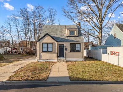 /international/us/119-e-pennywood-avenue-roosevelt-ny-110106669352/