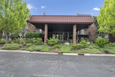 /international/us/1041-w-ogden-avenue-naperville-il-110108738481/