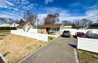 /international/us/13-e-walnut-street-central-islip-ny-110106679957/