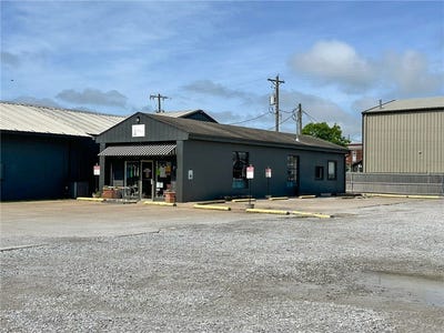 /international/us/704-s-main-street-bentonville-ar-110108355493/