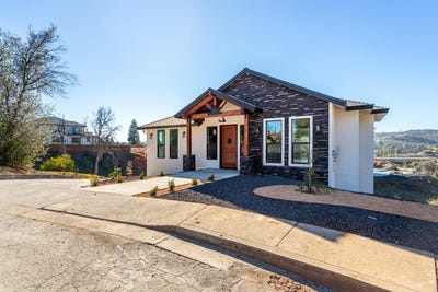 /international/us/3781-sunlight-court-redding-ca-110100744420/