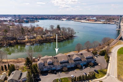 /international/us/19-bridge-street-kittery-me-110107409274/