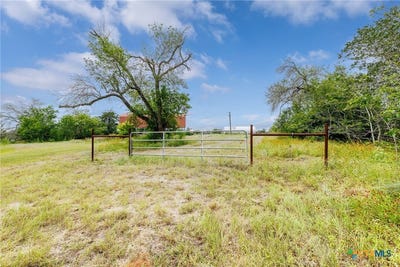 /international/us/51-county-road-471-nixon-tx-110108541694/