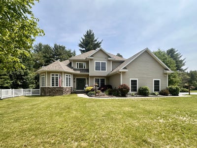 /international/us/28-twin-creek-drive-peru-ny-110099965642/