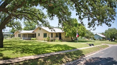 /international/us/704-live-oak-st-mason-tx-110100322350/