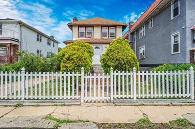 /international/us/2706-deerfield-road-far-rockaway-ny-110108471342/