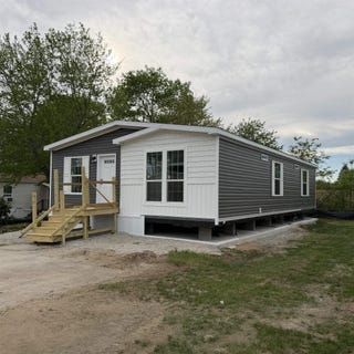 /international/us/19-west-lane-rochester-nh-110108571780/
