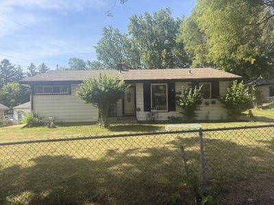 /international/us/2021-loomis-street-rockford-il-110108452283/