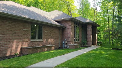 /international/us/5955-wood-brook-circle-little-suamico-wi-110099873466/?lang=en