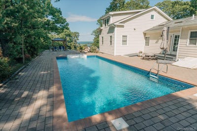 /international/us/32-red-creek-road-hampton-bays-ny-110108144599/