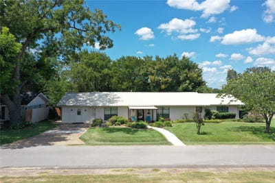 /international/us/403-n-hall-street-fairfield-tx-110109138092/
