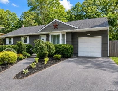 /international/us/32-robinson-avenue-medford-ny-110119682443/