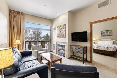 /international/us/2400-troon-south-bellaire-mi-110105222863/