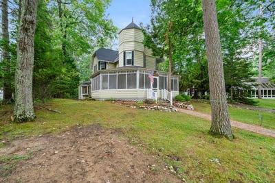 /international/us/6378-hillside-avenue-indian-river-mi-110108167936/