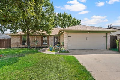 /international/us/425-glenwood-terrace-hurst-tx-110119931956/
