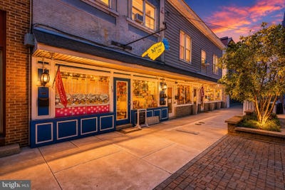/international/us/15-n-washington-st-berkeley-springs-wv-110108258328/