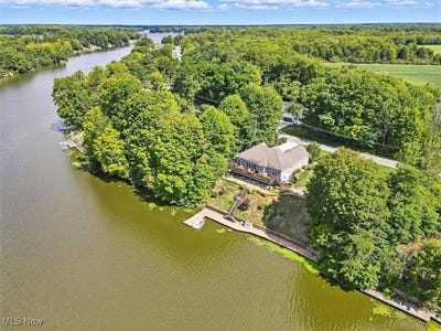 /international/us/1437-lake-vue-drive-roaming-shores-oh-110101989384/