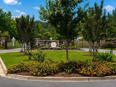 /international/us/729-eagles-harbor-dr-hodges-sc-110107627362/
