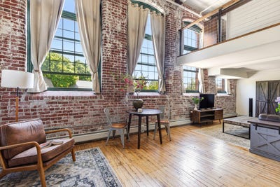 /international/us/30-lincoln-street-westbrook-me-110108452211/
