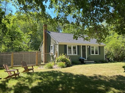 /international/us/142-walnut-street-east-bridgewater-ma-110108981363/