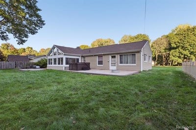 /international/us/18111-mayfield-street-livonia-mi-110120627379/