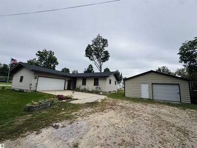 /international/us/405-pine-street-luther-mi-110110241548/