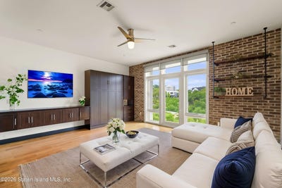 /international/us/90-bay-street-landing-staten-island-ny-110109111489/