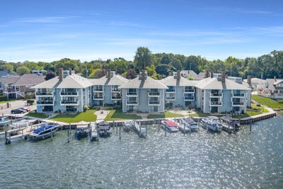 /international/us/400-lakeview-court-spring-lake-mi-110107928475/