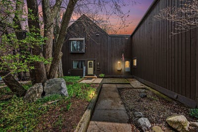 /international/us/242-dunbarton-court-kalamazoo-mi-110107319528/