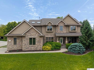 /international/us/16505-bauman-circle-omaha-ne-110108547871/