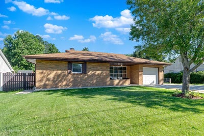 /international/us/425-douglas-street-oswego-il-110108981069/