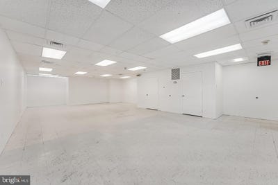 /international/us/299-herndon-parkway-herndon-va-110106560077/