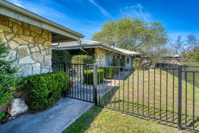/international/us/1504-azure-horseshoe-bay-tx-110107166648/