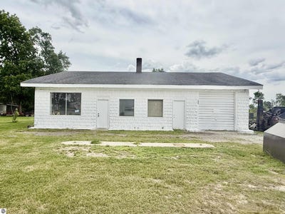 /international/us/505-w-saginaw-street-breckenridge-mi-110108814685/