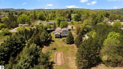 /international/us/9477-s-cedar-road-cedar-mi-110108127466/
