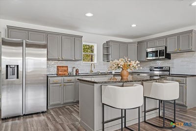 /international/us/105-willow-drive-flatonia-tx-110110382251/