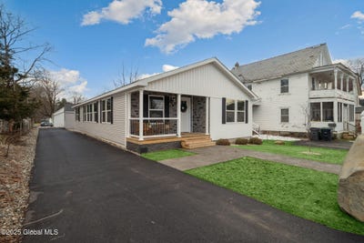 /international/us/24-oak-street-corinth-ny-110099980555/