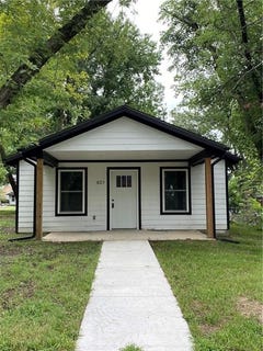 /international/us/821-north-street-iola-ks-110096959089/