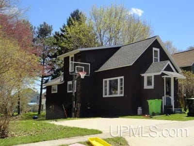 /international/us/207-chestnut-street-munising-mi-110108255116/